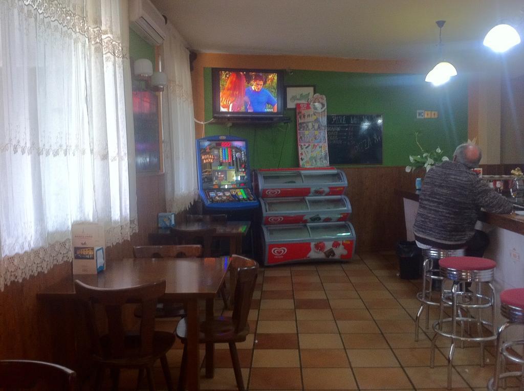 Hostal Madrid Paris Buitrago del Lozoya Kültér fotó