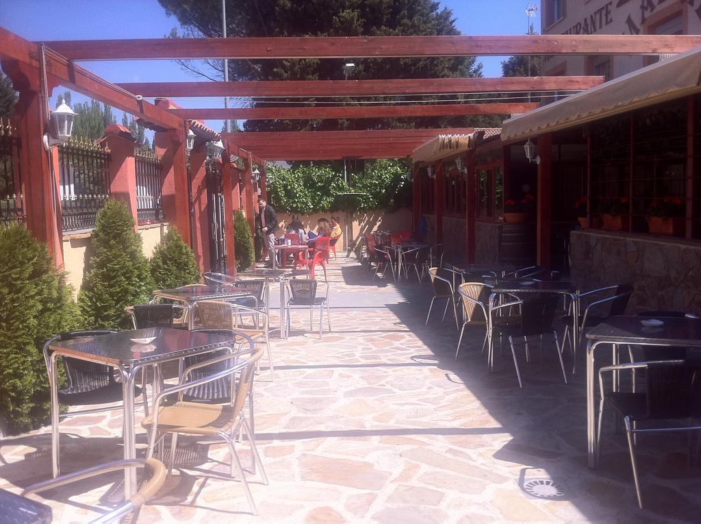 Hostal Madrid Paris Buitrago del Lozoya Kültér fotó