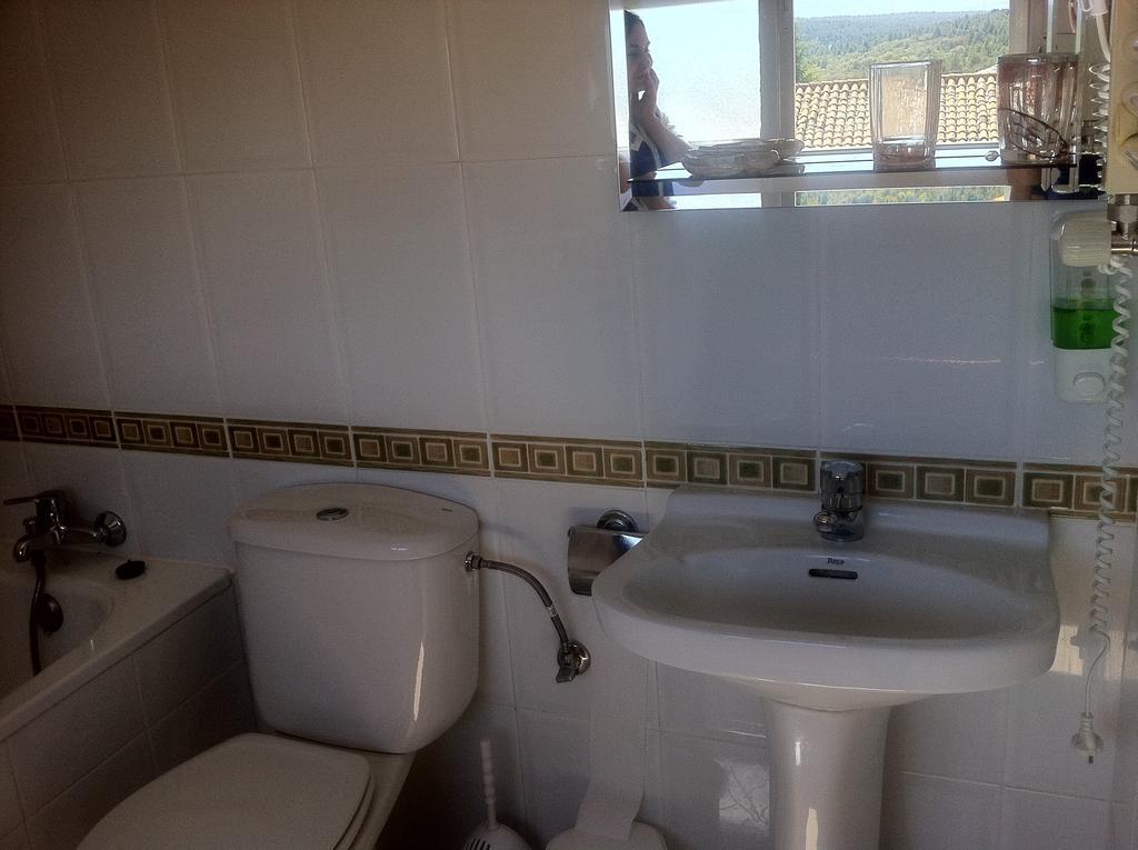 Hostal Madrid Paris Buitrago del Lozoya Szoba fotó