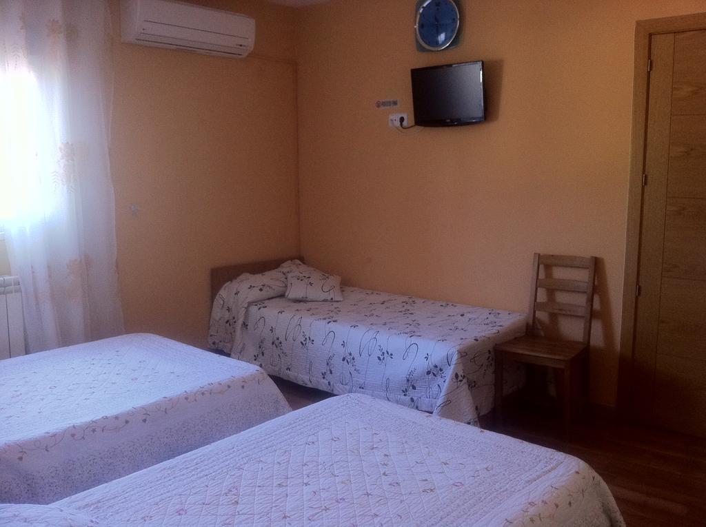 Hostal Madrid Paris Buitrago del Lozoya Szoba fotó