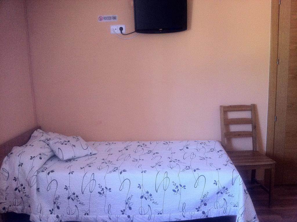 Hostal Madrid Paris Buitrago del Lozoya Szoba fotó